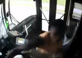 Nuk e ndaloi në stacionin e duhur, pasagjeri dhunon shoferin e autobusit (VIDEO)