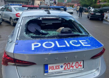 Sërish tensione në Veri të Kosovës, sulmohet makina e Policisë në Zveçan