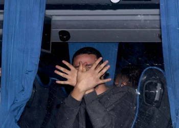 Emigrantët shqiptarë ofrojnë deri në 3000 £ për t’i nxjerrë nga qendrat e dëbimit