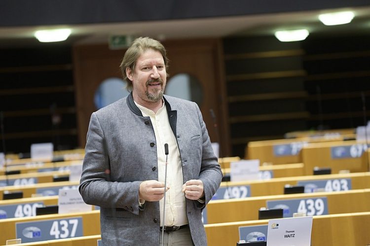 Eurodeputeti austriak: Të përfundojë urgjenisht bashkëpunimi me Vuçiçin, po nxit tensione