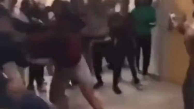 VIDEO/ Nxënësit e klasës së nëntë dhunojnë nëndrejtoreshën