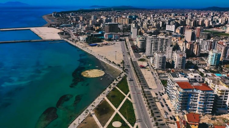 Punëtori humbi jetën pasi ra nga pallati në Vlorë, arrestohet dy persona