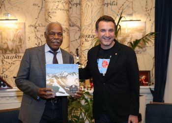 Në Tiranë po xhirohet një serial i Netflix, aktori hollivudian Danny Glover takon Veliajn
