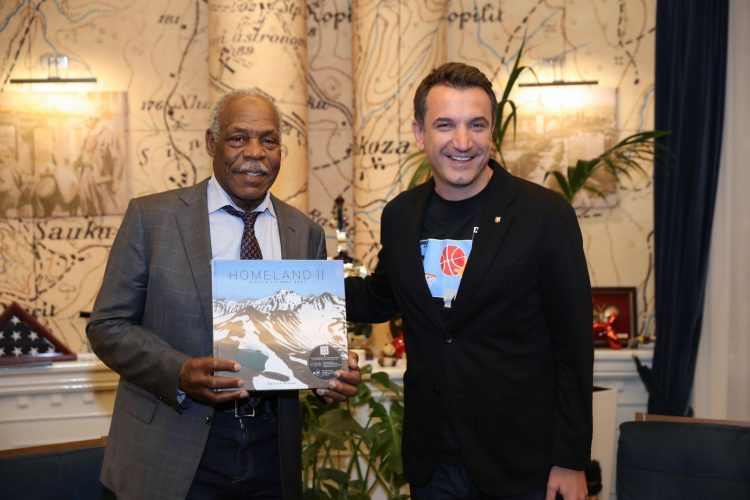 Në Tiranë po xhirohet një serial i Netflix, aktori hollivudian Danny Glover takon Veliajn