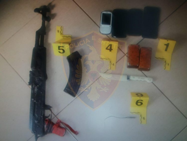 Elbasan/ 34-vjeçari dhunon dhe kërcënon me jetë prindërit