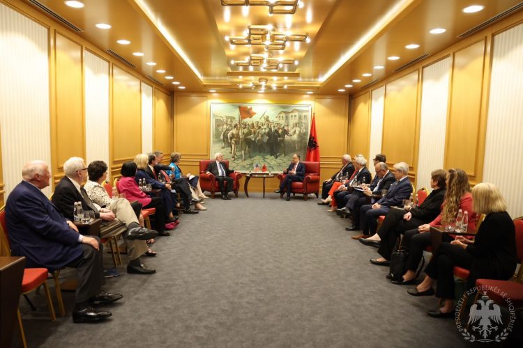 Tur fakt-mbledhës edhe në Shqipëri, Këshilli i Ambasadorëve Amerikanë takon Begajn