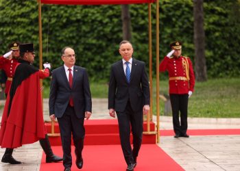 Mbërrin në Tiranë Presidenti i Polonisë,pritet me ceremoni shtetërore nga Begaj (Axhenda)
