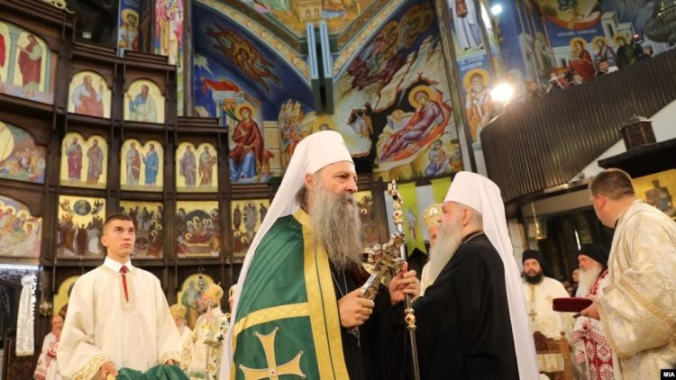 Kontesti ndërmjet Kishës Ortodokse Serbe dhe asaj maqedonase përfundoi zyrtarisht