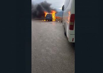 Aksident i rëndë në Qafë Thanë, makina përplaset me një furgon pasagjerësh