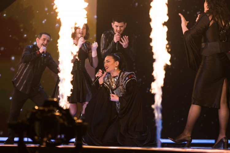 Video/Albina dhe familja Kelmendi dhurojnë emocione në finalen e Festivalit Europian