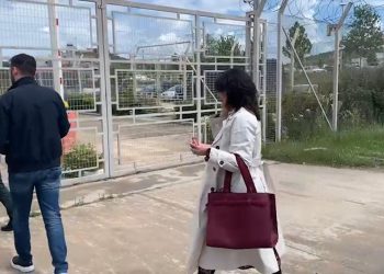Video/Ambasadorja greke shkon në paraburgimin e Vlorës, takohet me Fredi Belerin