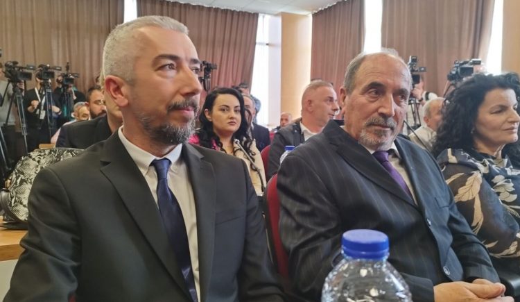 Erden Atiç merr detyrën si kryetar i Mitrovicës së Veriut, betohet para Kuvendit Komunal