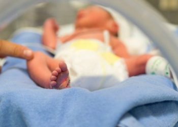 Ndodh për herë të parë në Britaninë e Madhe,  lind një bebe me 3 ADN
