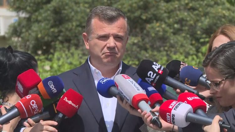 Takoi Bashën? Balla: Kam qëlluar në një ashensor edhe me Sali Berishën