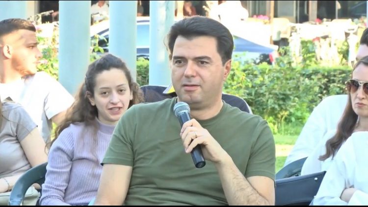 Basha i rikthehet politikës, sfidon Berishën nga Shkodra