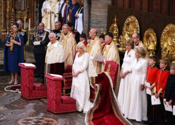 Nis ceremonia zyrtare e kurorëzimit të Mbretit Charles III në altarin e lartë të Abbey