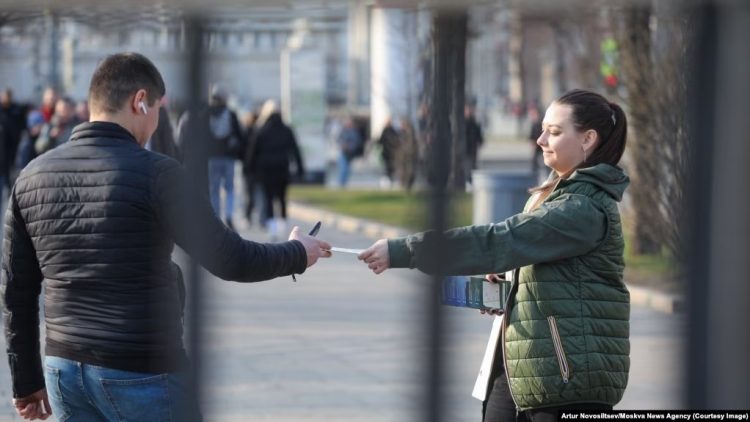 Britania e Madhe: Rusia po tenton t’i rekrutojë emigrantët për luftën në Ukrainë