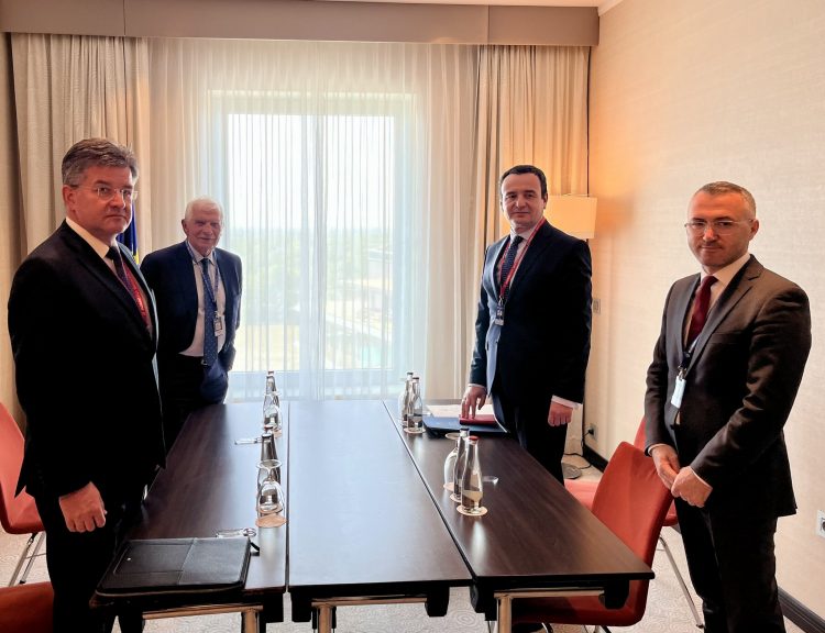 Kurti takohet me Borrel dhe Lajçak: Urgjentisht të de-përshkallëzohet situata