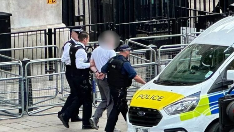 Britani e Madhe/Përplaset makina drejt portave të zyrës të Sunak, prangoset një person