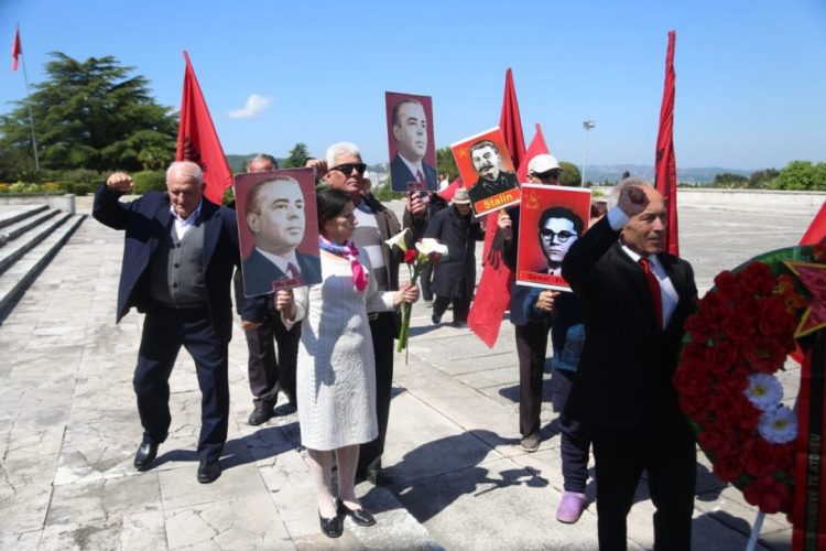 Dita e Dëshmorëve, pas ceremonisë zyrtare shfaqen fotografitë e Enver Hoxhës dhe Stalinit