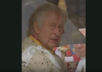 Video/ “Kjo është e mërzitshme”- Momenti kur Mbreti Charles III ankohet gjatë kurorëzimit