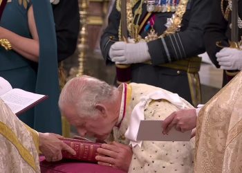 “Do jem monark besnik”, Charles III betohet me dorën mbi bibël