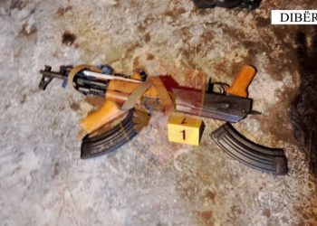 Dibër/ Policia i gjen 15-vjeçarit kallashnikov në banesë