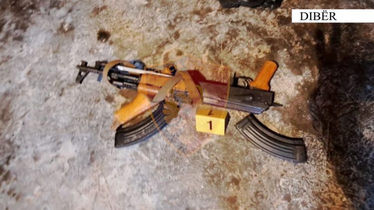 Dibër/ Policia i gjen 15-vjeçarit kallashnikov në banesë