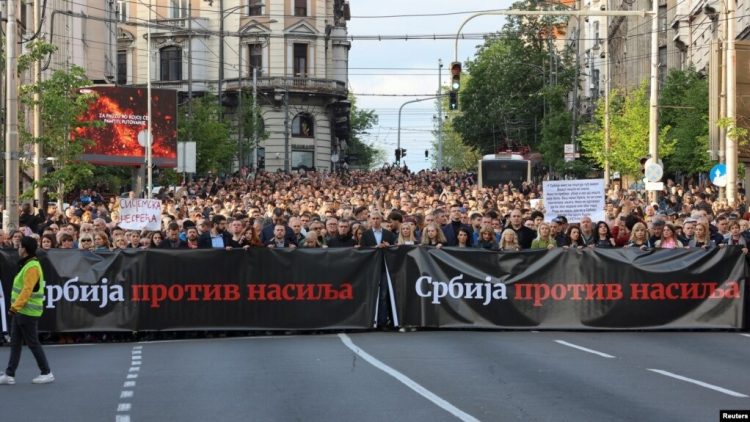 Pas vrasjeve në masë javën e kaluar, mijëra qytetarë protestojnë kundër dhunës në Serbi