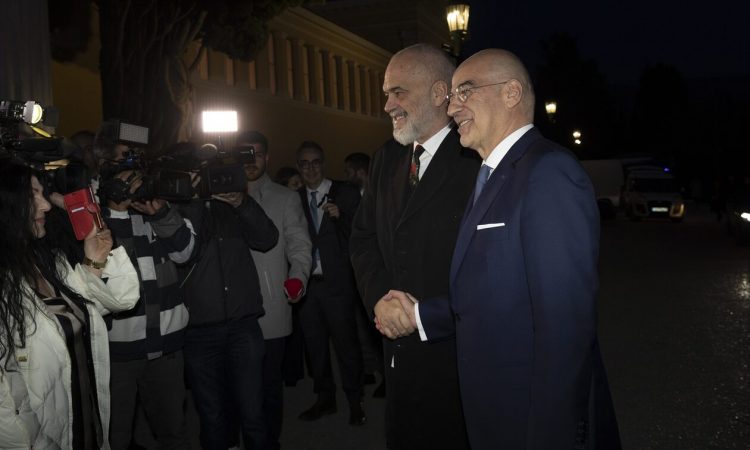 Sekretari i Ministrisë së Jashtme Greke vjen në Shqipëri, do të takohet me Belerin