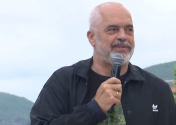 Rama nga Vau i Dejës: Mos i merrni në qafë njerëzit duke shpërndarë para për vota