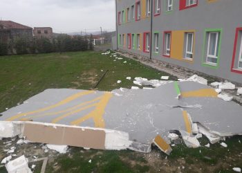 Foto/ Shkëputet fasada e shkollës 9-vjeçare në Ersekë