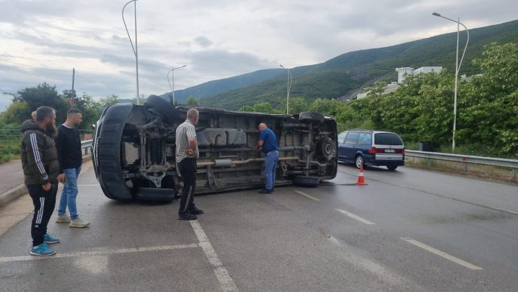 Përmbyset furgoni, u përplas me 2 makina në aksin rrugor Pogradec-Qafë Thanë