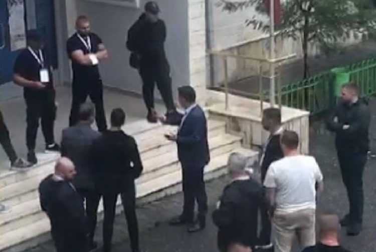 Elbasan, policia: Flamur Noka ofendoi komisionerët dhe tentoi të shtyjë kutitë e votimit