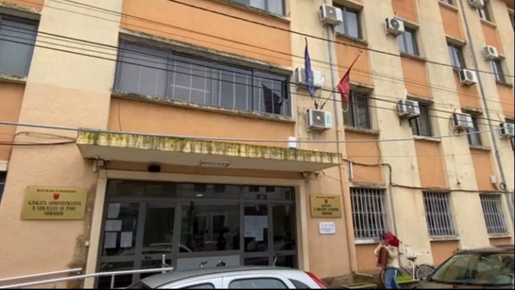 Dhunë psikologjike ndaj kunatës në ambientet e gjykatës, arrestohet 72-vjeçari