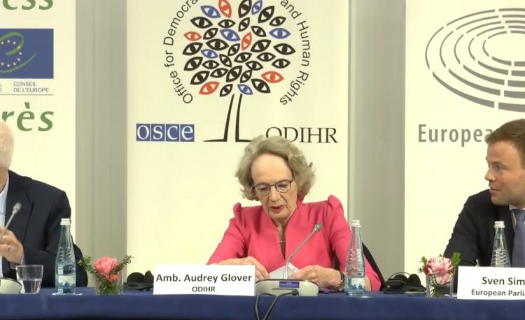 Zgjedhjet e 14 Majit/Glover: Ditë paqësore, por pati ndërhyrje partiake dhe votim në grup