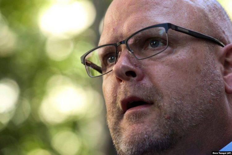 Ambasadori i SHBA në Kosovë: Të shmanget hyrja me forcë në komunat në veri