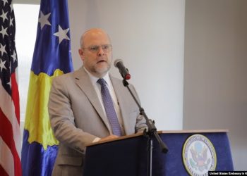 Tensionet në Kosovë, ambasadori amerikan thërret kryetarët e komunave të veriut në takim