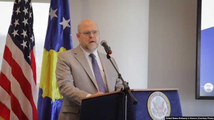 Tensionet në Kosovë, ambasadori amerikan thërret kryetarët e komunave të veriut në takim