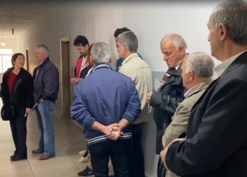 Fluks qytetarësh në qendrat e votimit në Himarë,mbërrijnë 2 autobusë me votues nga Greqia