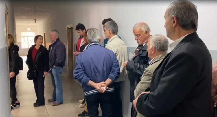 Fluks qytetarësh në qendrat e votimit në Himarë,mbërrijnë 2 autobusë me votues nga Greqia