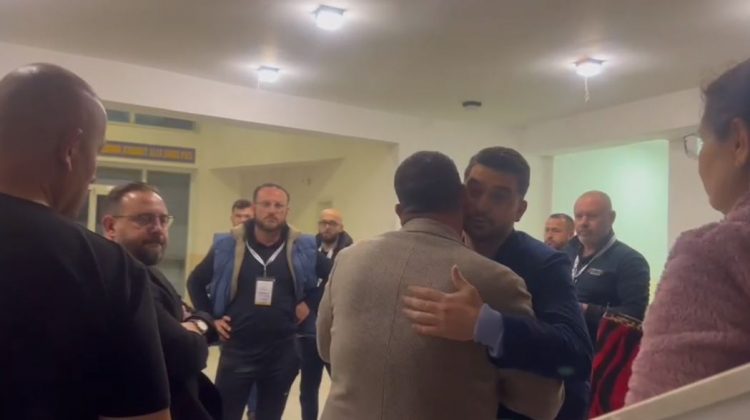 Kandidati i PS pranon humbjen ndaj kundërshtarit në Kavajë, e uron dhe largohet