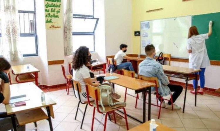 58 mijë nxënës më pak në një dekadë; Arsimi i mesëm po “braktiset” nga emigracioni dhe…