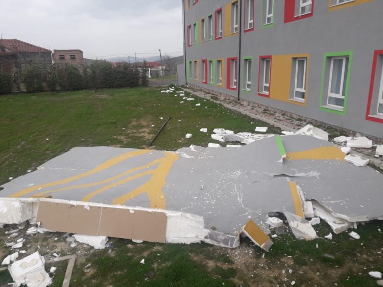 Shembja e fasadës së shkollës në Ersekë, PD: Drejtësia të hetojë tenderin e këtij punimi