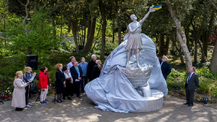 Përgatitjet e Eurovizionit, përurohet monumenti i paqes për Ukrainën në Liverpool