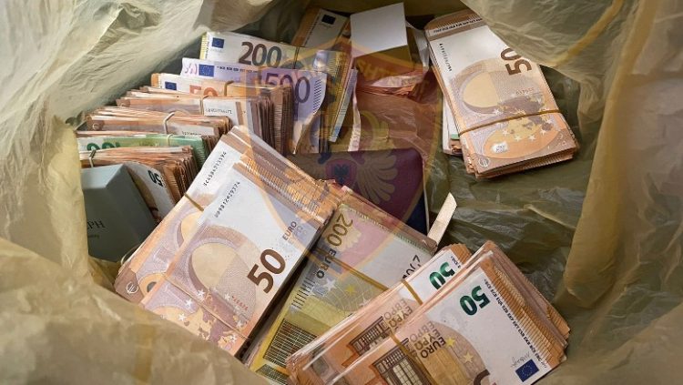 Tentuan t’i merrnin 100 mijë euro biznesmenit, arrestohen babë e bir