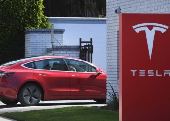 Elon Musk: Tesla do t’i reklamojë makinat e saj për herë të parë