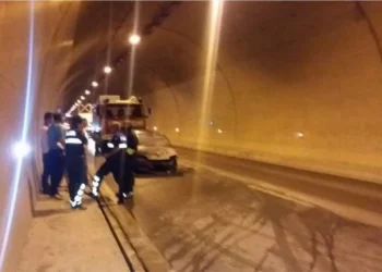 Përfshihet nga flakët makina në aksin Tiranë – Elbasan, shoferi del në kohë