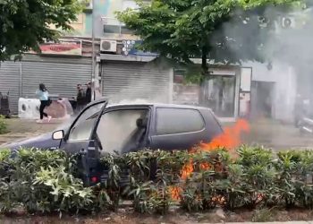 Tiranë/ Përfshihet nga flakët një makinë, detajet e para