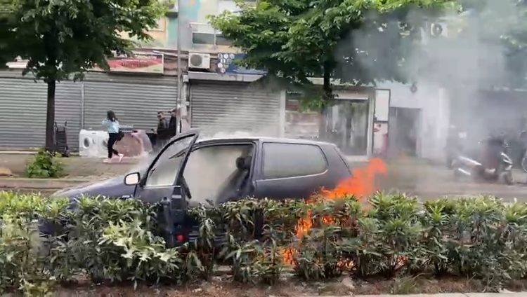 Tiranë/ Përfshihet nga flakët një makinë, detajet e para